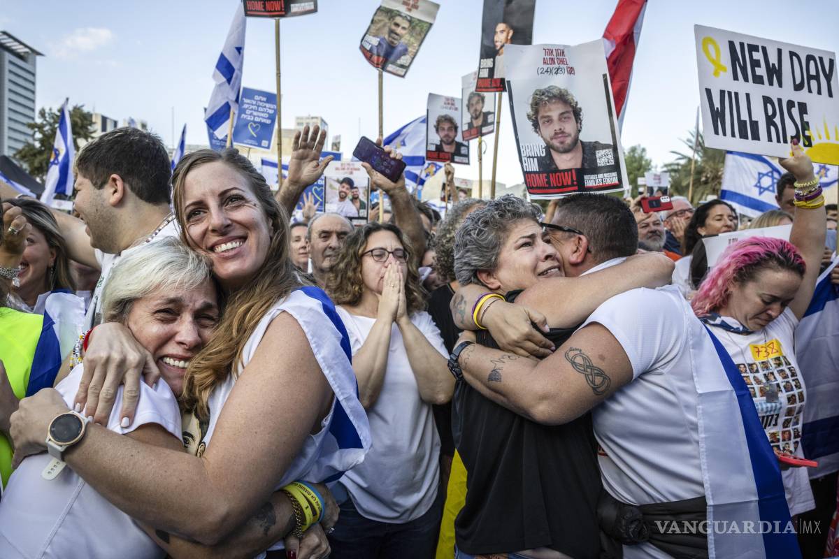 $!Israelíes reunidos en la Plaza de los Rehenes celebran mientras ven una transmisión en vivo de la liberación de rehenes que estaban retenidos por Hamas.