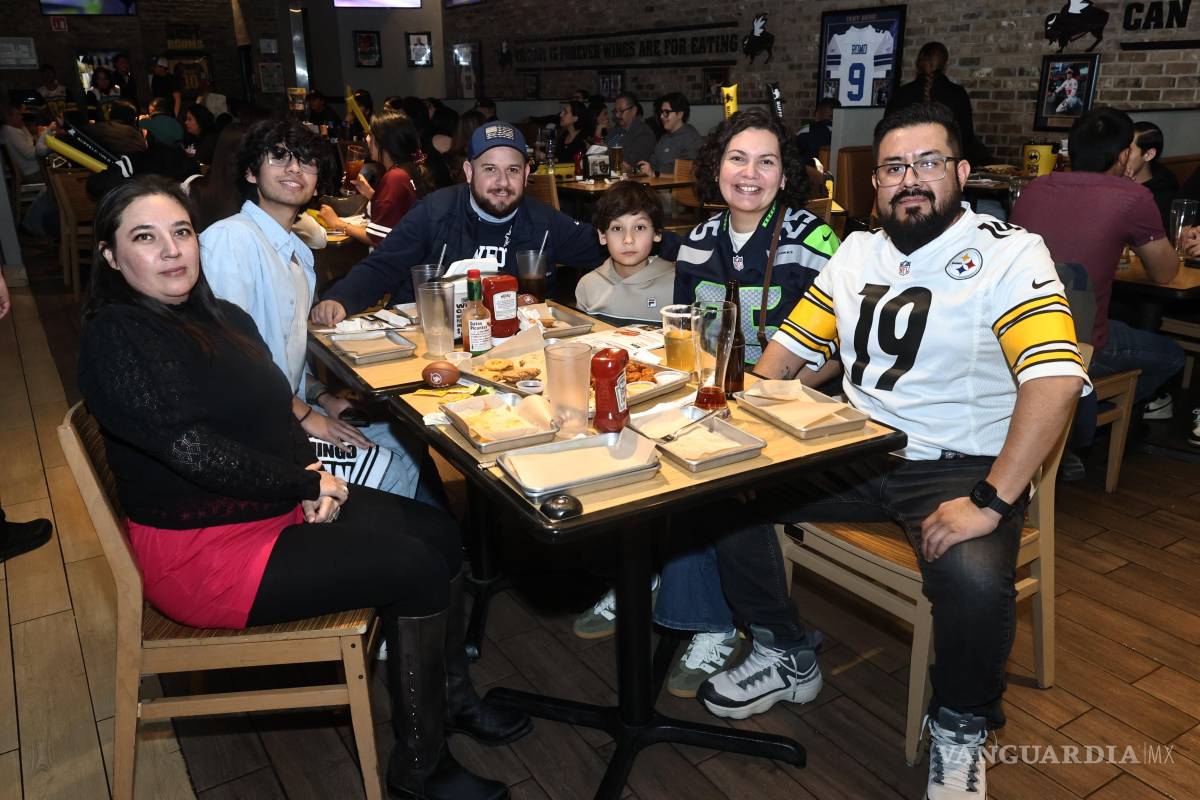 $!Familias completas acudieron a disfrutar del Súper Bowl en su restaurante favorito.