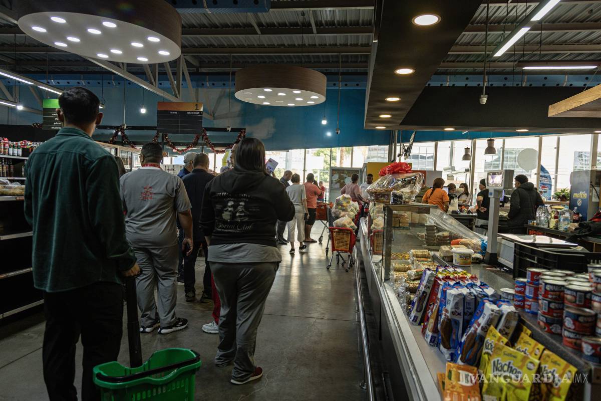 $!Personas hacen fila en un supermercado, de los pocos supermercados abiertos, durante la mañana del sábado en varias ciudades de Venezuela.