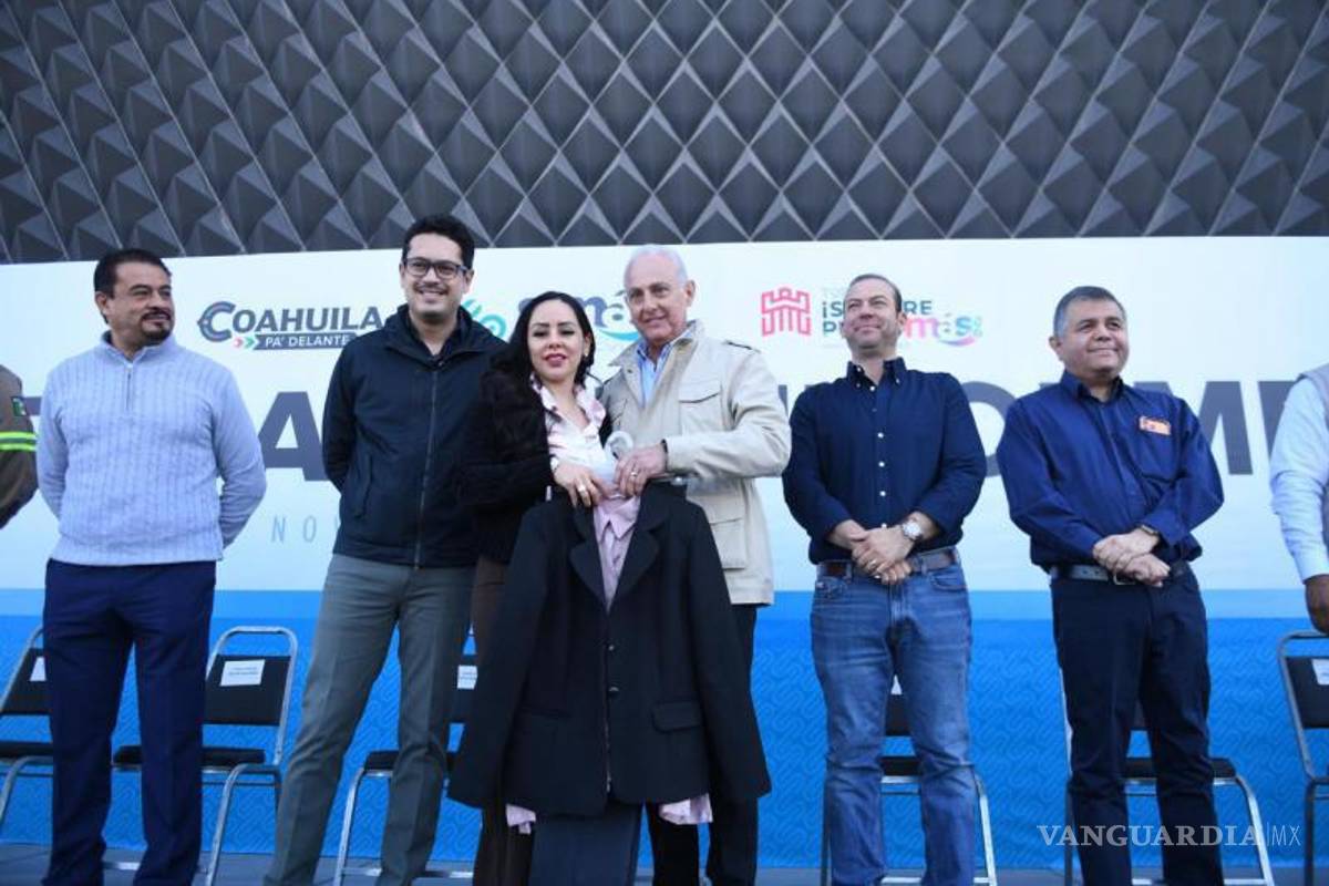 $!El gerente general del Simas Torreón, Roberto Escalante , destacó que la entrega de uniformes simboliza el reconocimiento al esfuerzo, dedicación y compromiso.