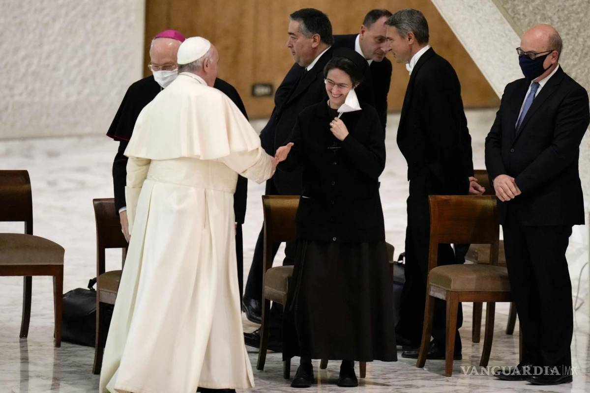 $!El papa Francisco estrecha la mano de la hermana Raffaella Petrini, secretaria general de la Gobernación del Vaticano, en el Vaticano, el 23 de diciembre de 2021.