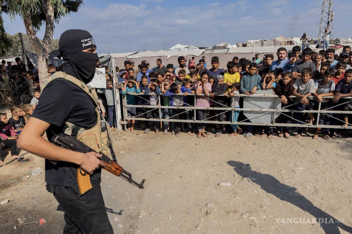 $!Un militante armado de Hamás observa el intercambio de rehenes israelíes y prisioneros palestinos en Deir al-Balah, en el sur de la Franja de Gaza.