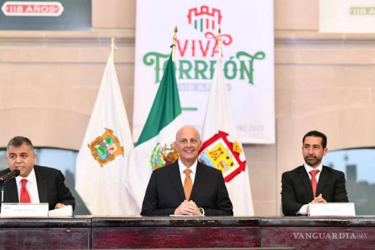 $!Autoridades municipales y estatales encabezaron la entrega de reconocimientos a ciudadanos distinguidos.