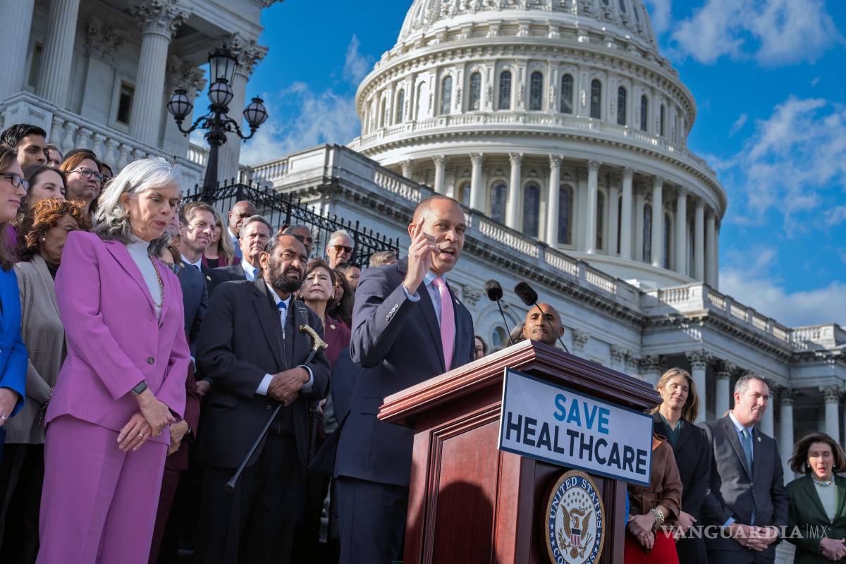 $!El líder de la minoría demócrata en la Cámara de Representantes, Hakeem Jeffries, habló sda un discurso antes de las votaciones para poner fin al cierre del gobierno.