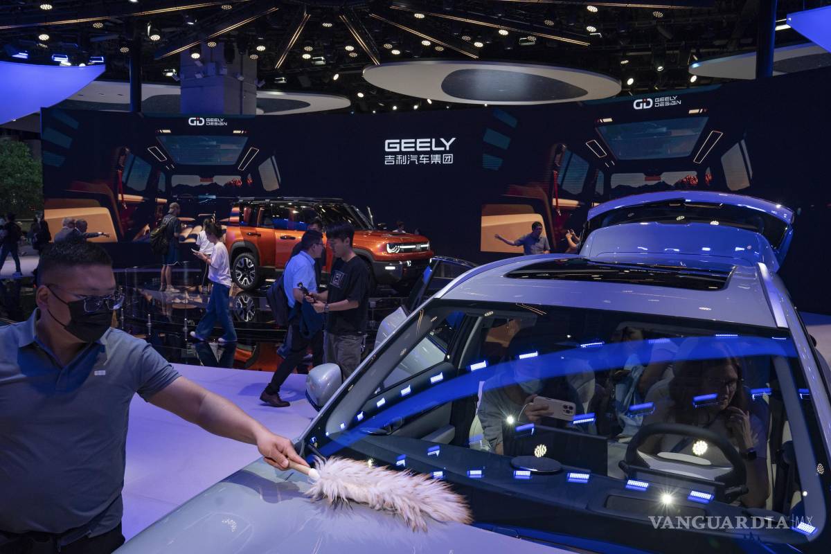 Por qué China intenta controlar el frenesí de los coches eléctricos