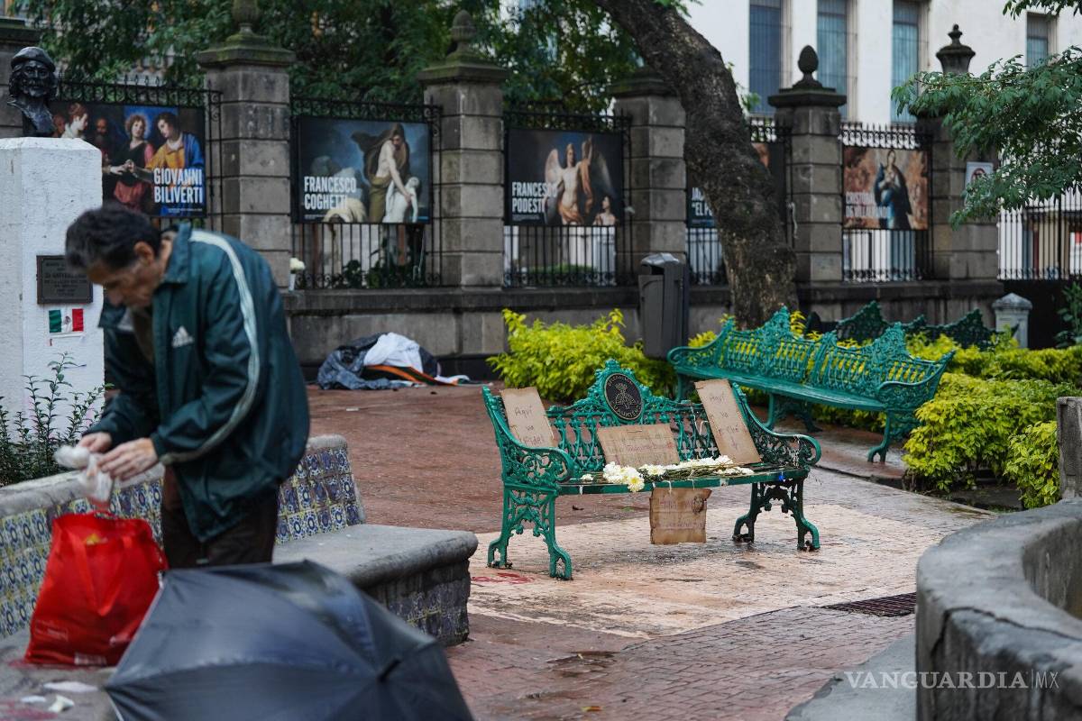 $!Imagen de la banca del Jardín Tabacalera tras la retirada de las estatuas de Fidel Castro y el Che Guevara.