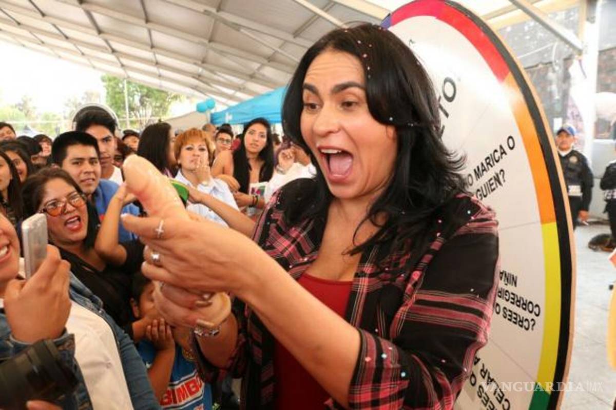 Delegada de Iztapalapa se vuelve viral por demostrar sus habilidades para colocar un condón