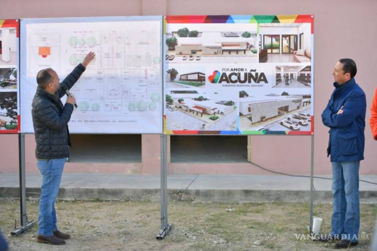 $!El alcalde Emilio de Hoyos Montemayor muestra los planos del Centro de Rehabilitación de las Adicciones, destacando la infraestructura y áreas de atención para los futuros pacientes.