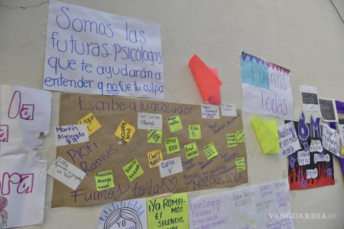 $!En un mural de la universidad, colocaron decenas de pancartas donde denuncian los nombres de acosadores dentro del plantel.