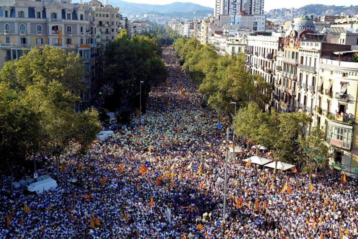 Miles se manifiestan en Cataluña por la independencia