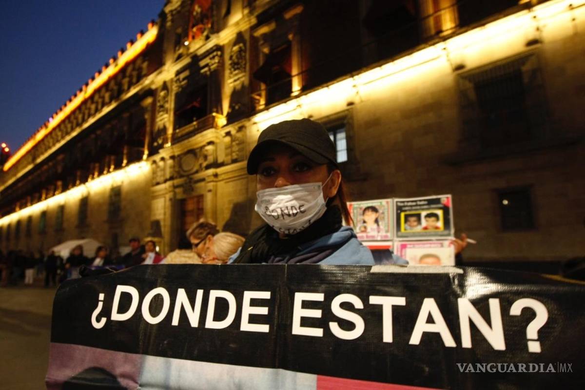 Mientras AMLO anuncia estrategia, familiares de desaparecidos protestan afuera de Palacio Nacional