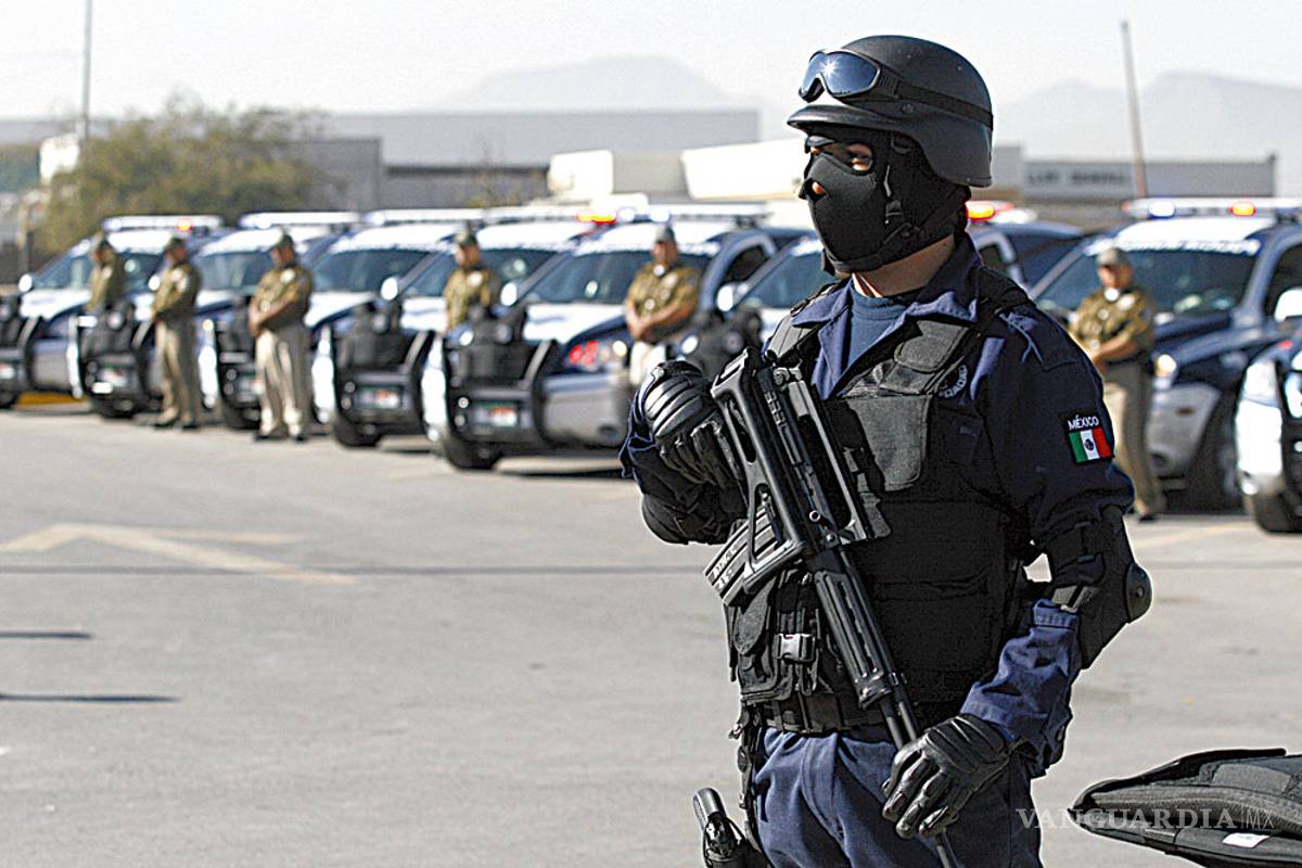 Polis se visten de héroes y luego chocan con camión