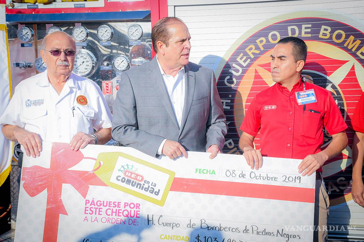 Recibe bomberos más de 103 mil pesos del redondeo de HEB Piedras Negras