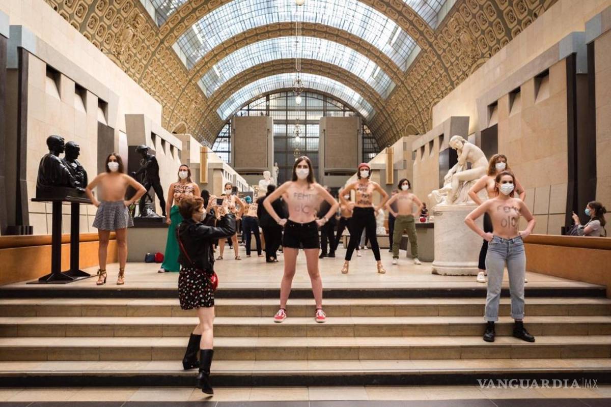 'La obscenidad está en tus ojos', Femen protesta porque negaron acceso a mujer por su escote a museo