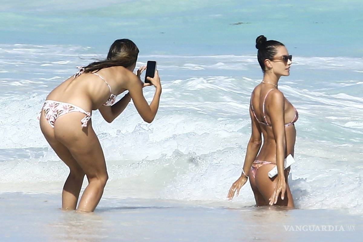 Ángel entre olas; Alessandra Ambrosio muestra cuerpazo en la playa