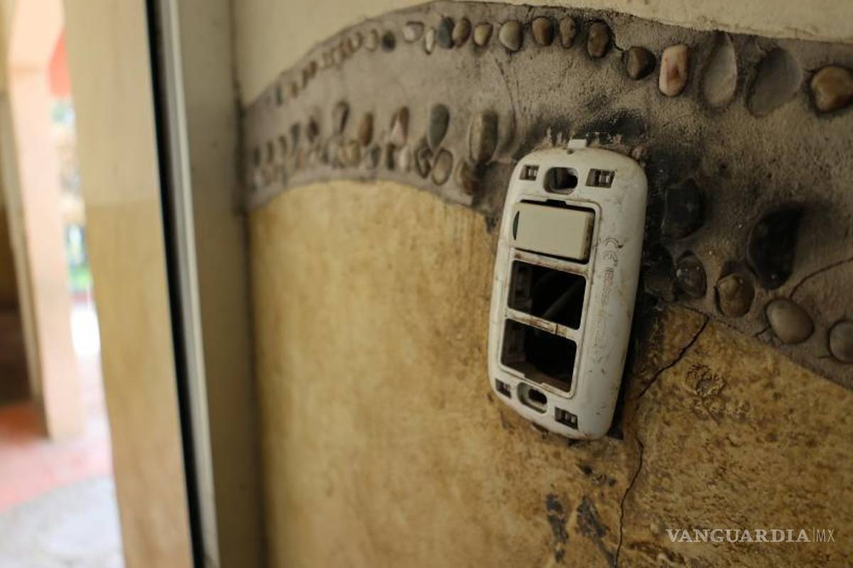 $!Los apagadores de los baños en el Bosque Urbano Ejército Mexicano están dañados, lo que dificulta el acceso adecuado a la iluminación en las instalaciones.