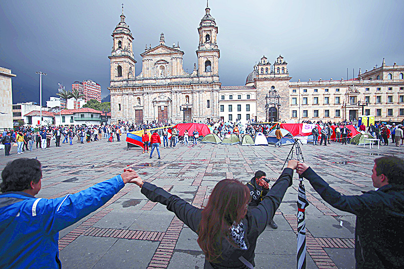Oposición colombiana revisa el nuevo acuerdo de paz