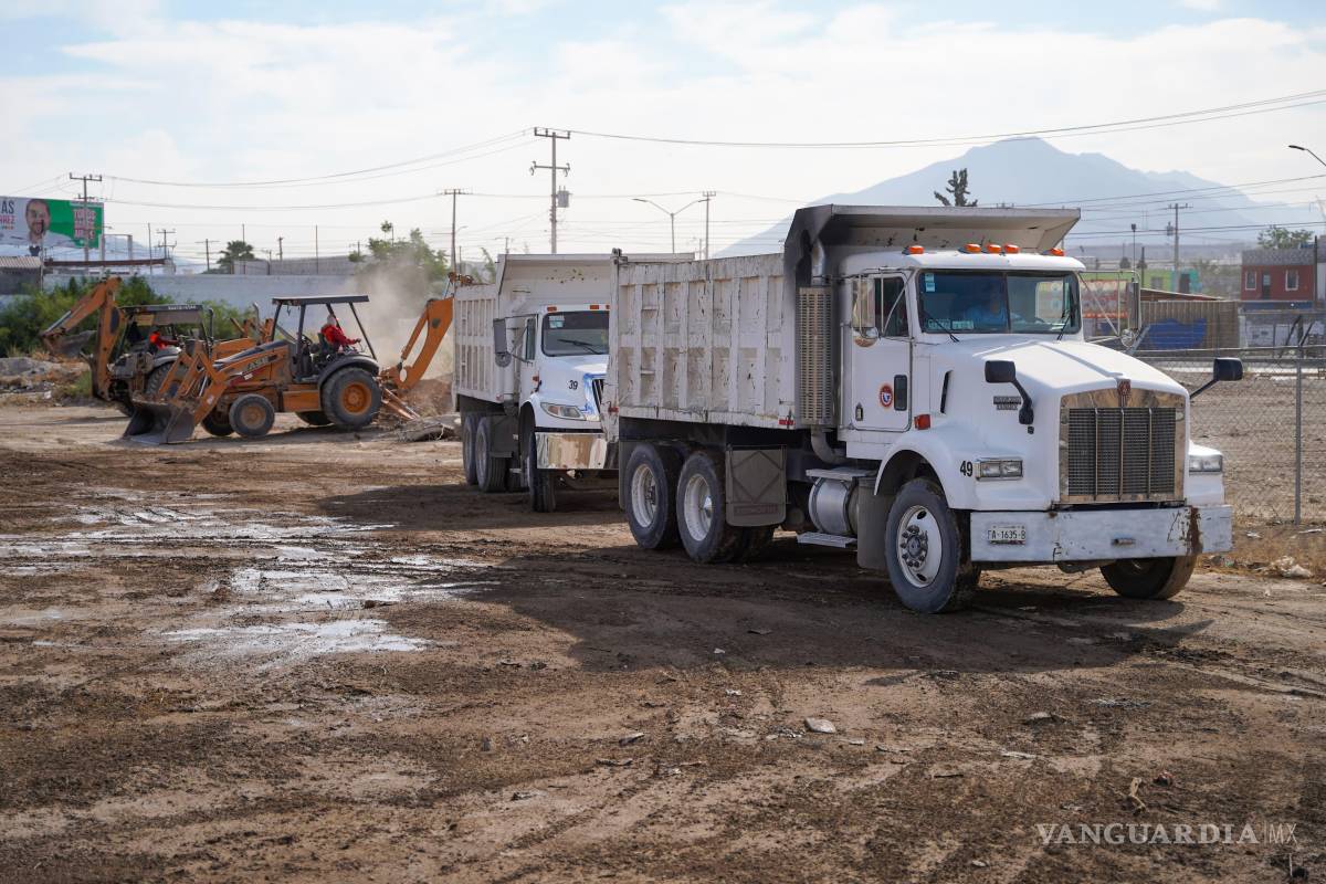 $!Retroexcavadoras operaron en puntos de difícil acceso para asegurar una limpieza profunda.