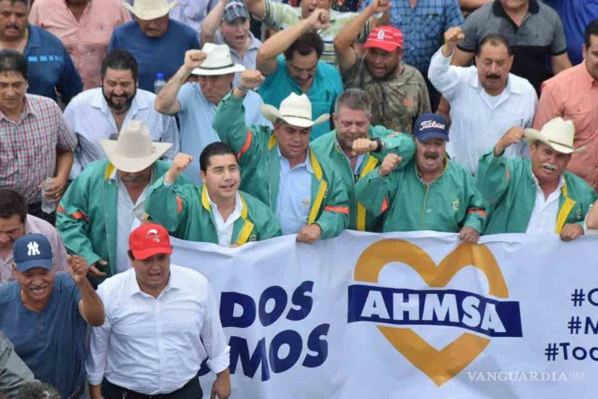 Alcaldes ensombrerados y obreros, bajo un sol a 40 grados por AHMSA y el investigado 'rey del acero' [Crónica]