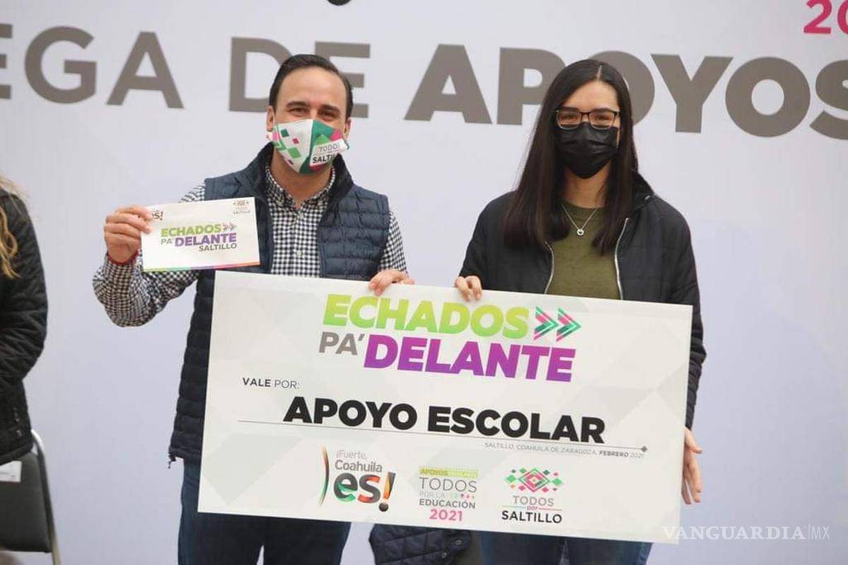 Entrega alcalde becas a jóvenes universitarios