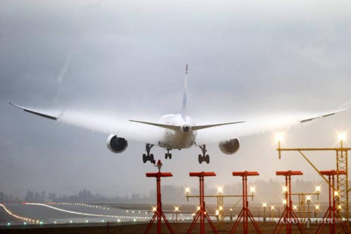 ¿Qué debes hacer si te bajan de un avión por sobreventa?