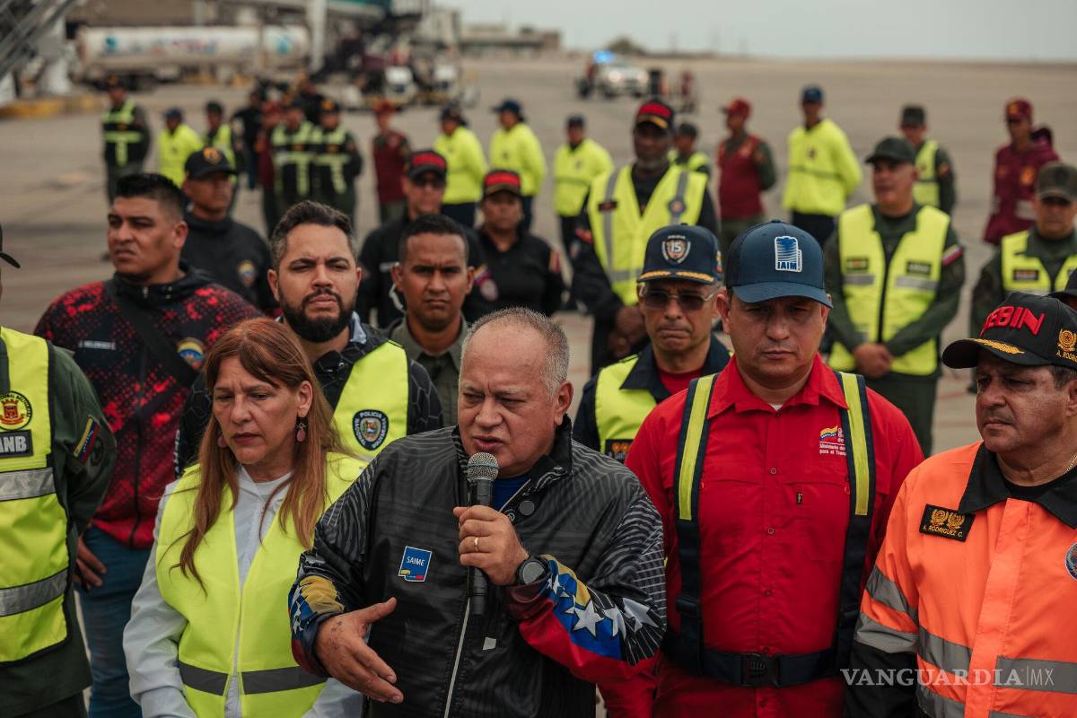 $!Diosdado Cabello, ministro del Interior de Venezuela, dando la bienvenida a un vuelo que traía migrantes venezolanos desde México, el año pasado.