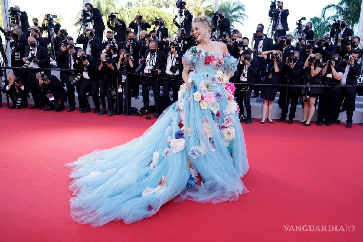 Una conmovida Sharon Stone recibe la Orden de las Artes y las Letras de Francia