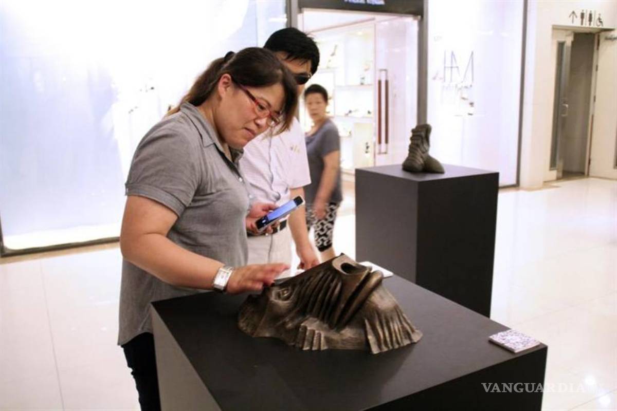 Sorprende el escultor mexicano José Sacal con su obra en centro comercial chino