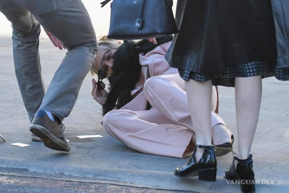 Enormes tacones provocan caída de Sharon Stone