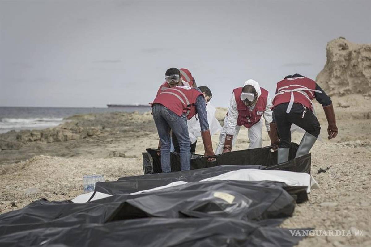 $!Hallan en la costa libia 74 cadáveres de migrantes