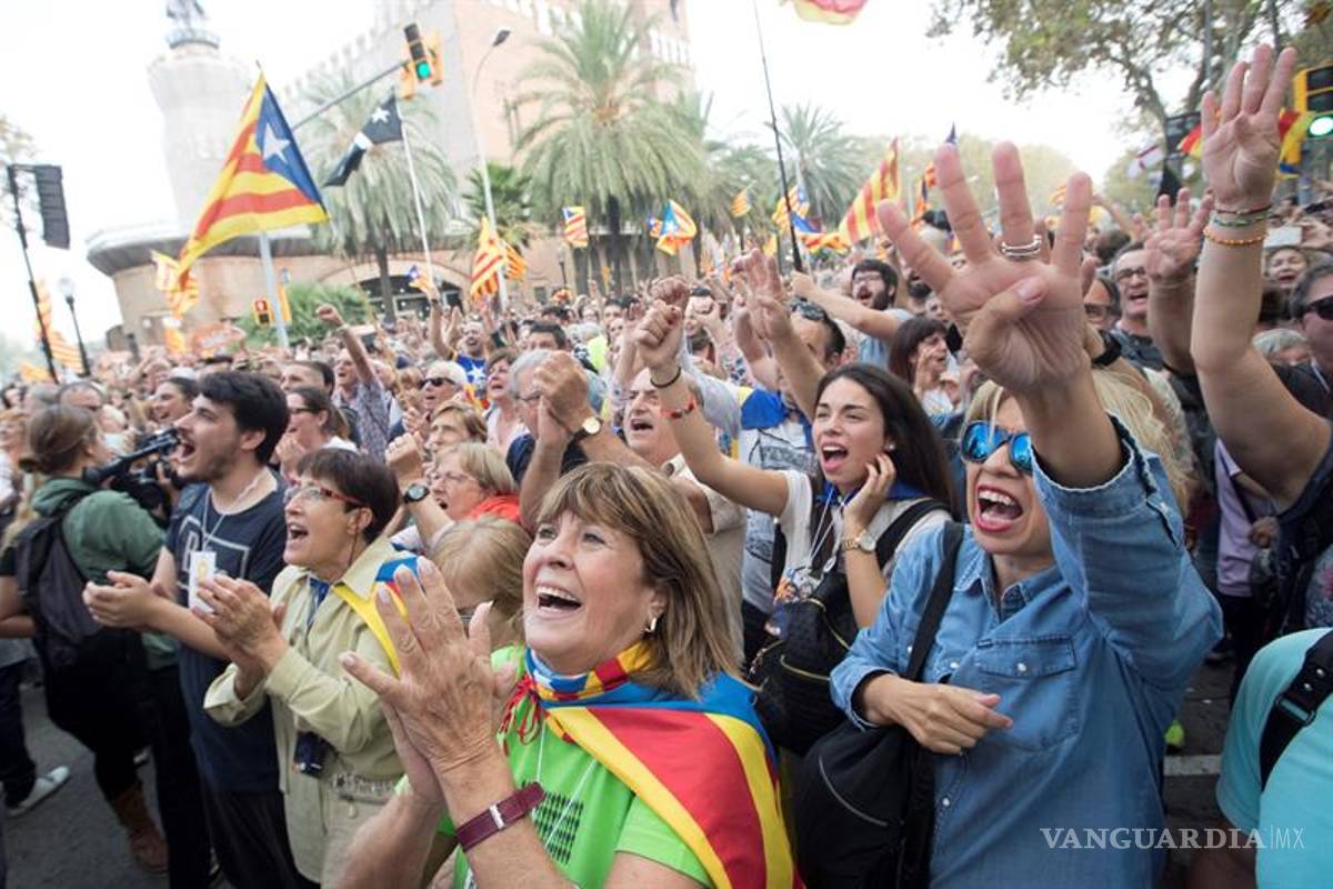 Tras votación en Cataluña, la gente grita &quot;¡visca (viva) la República!&quot;