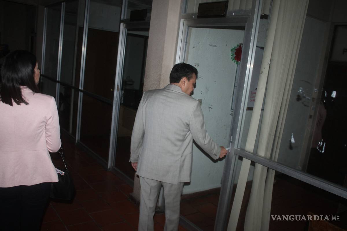 En Coahuila denuncian que Evaristo Madero vacía alcaldía de Parras: se lleva muebles, archivos y... llaves