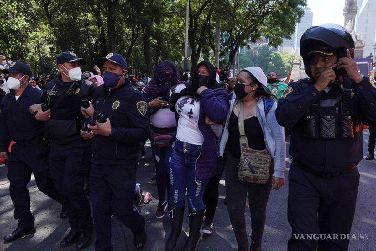 Feministas interrumpieron evento de “Checo” Pérez y Red Bull en Reforma
