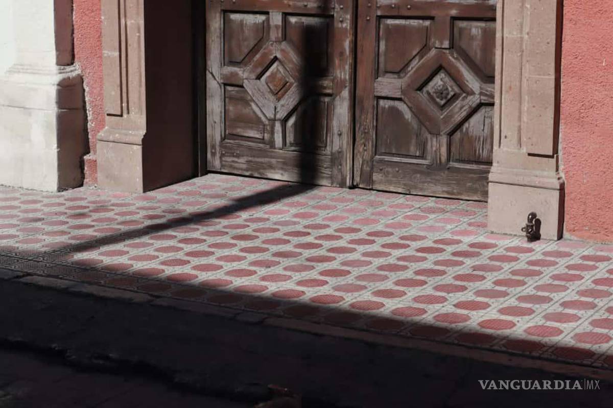 Realizan limpieza profunda en banquetas del Centro de Saltillo