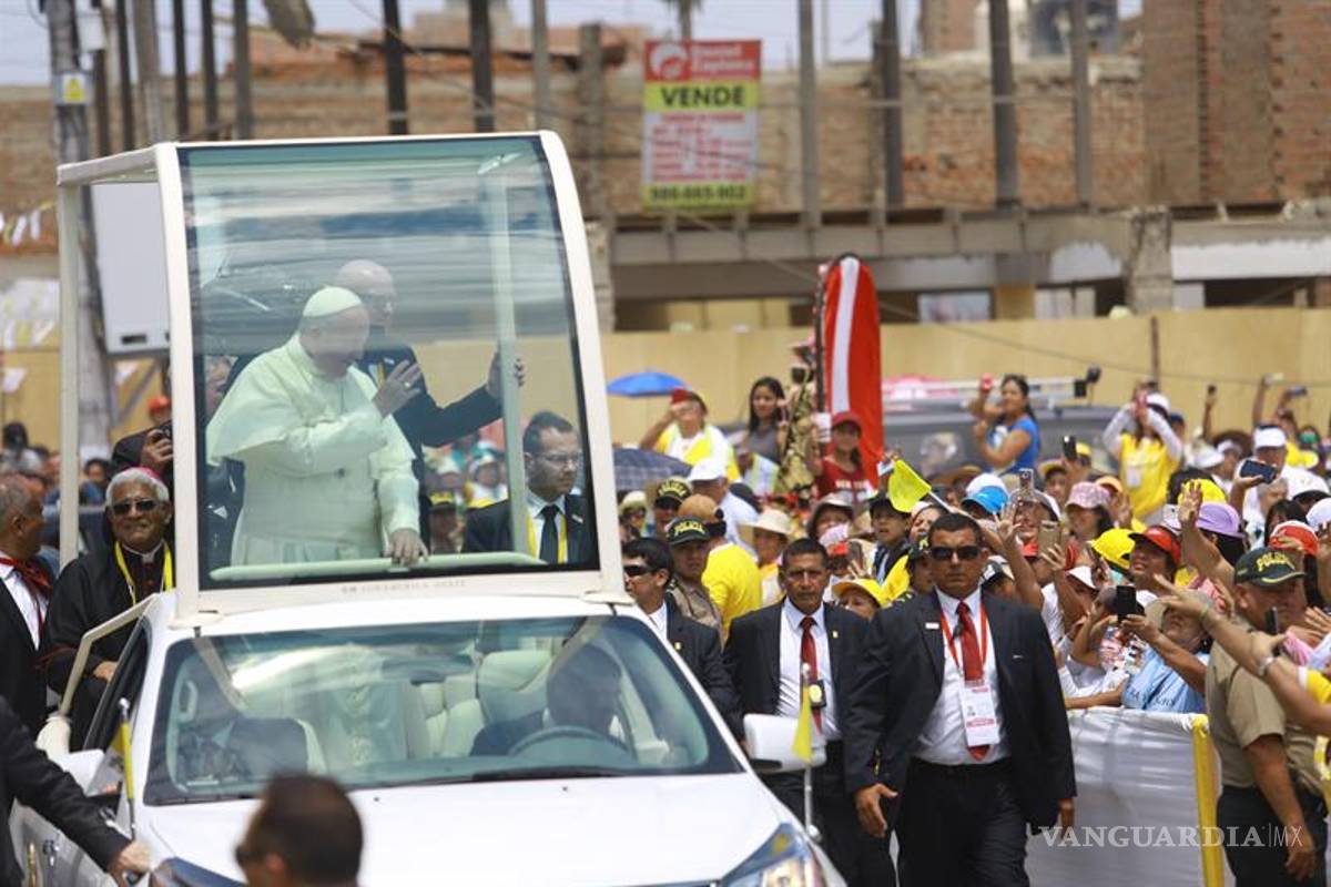 $!El Papa se baja del papamóvil para saludar a una anciana ciega de 99 años