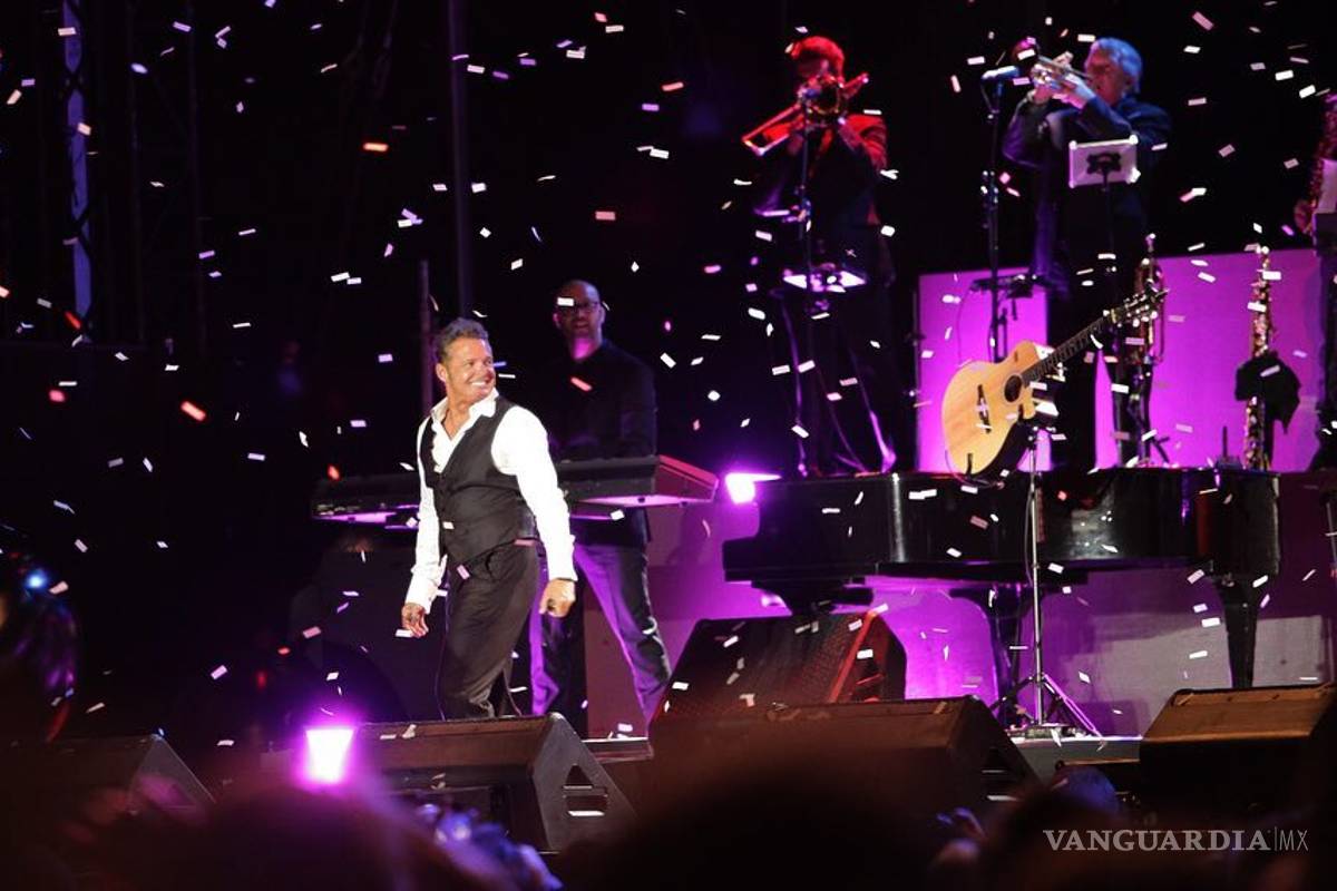 Luis Miguel lo vuelve a hacer... no cantó nada en su concierto, culpa al técnico de sonido y de paso ¡le avienta el micrófono! (video)
