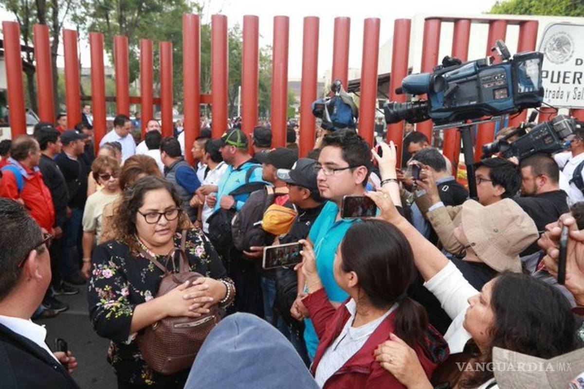 Quedan &quot;atrapados&quot; niños, empleados y diputados por bloqueo de CNTE