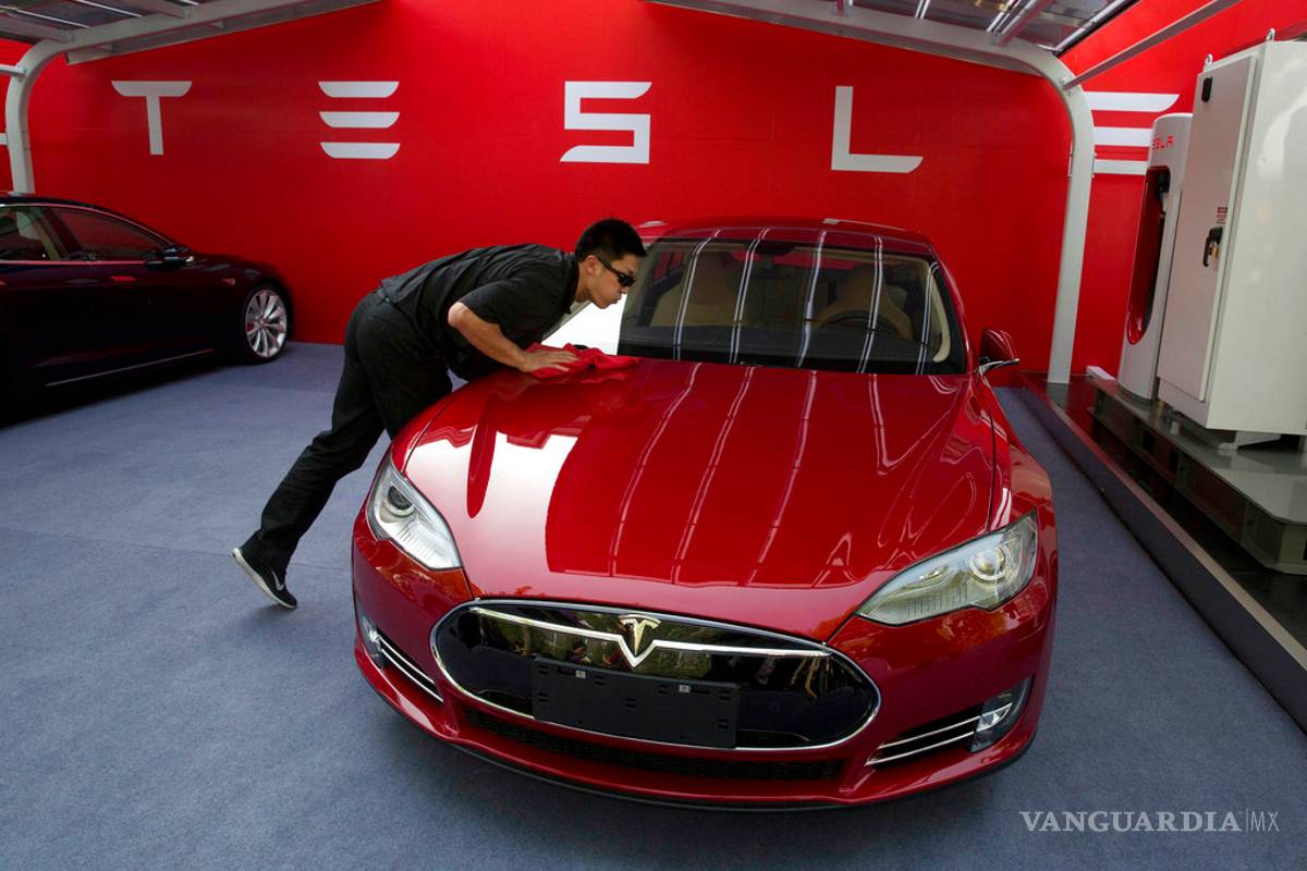 Tesla vende número record de vehículos; baja precio de autos