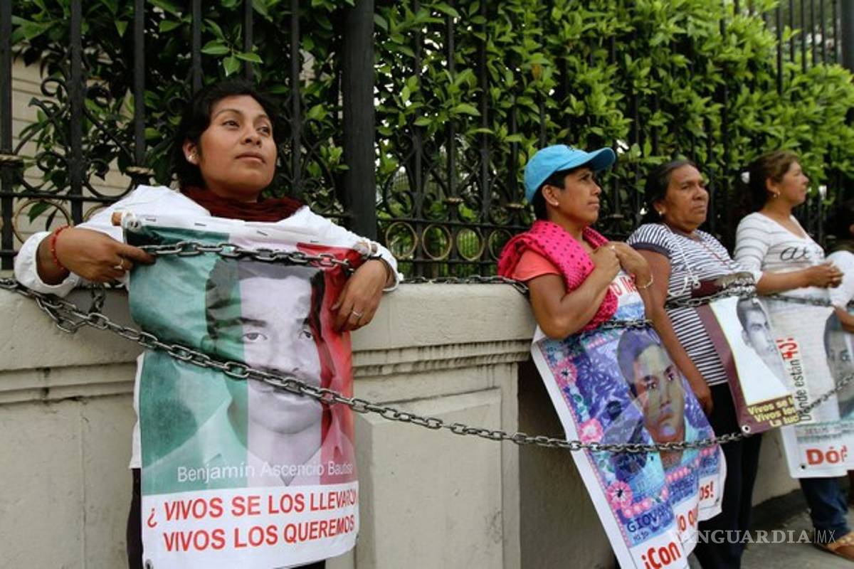 Familiares de normalistas continúan encadenados a Segob