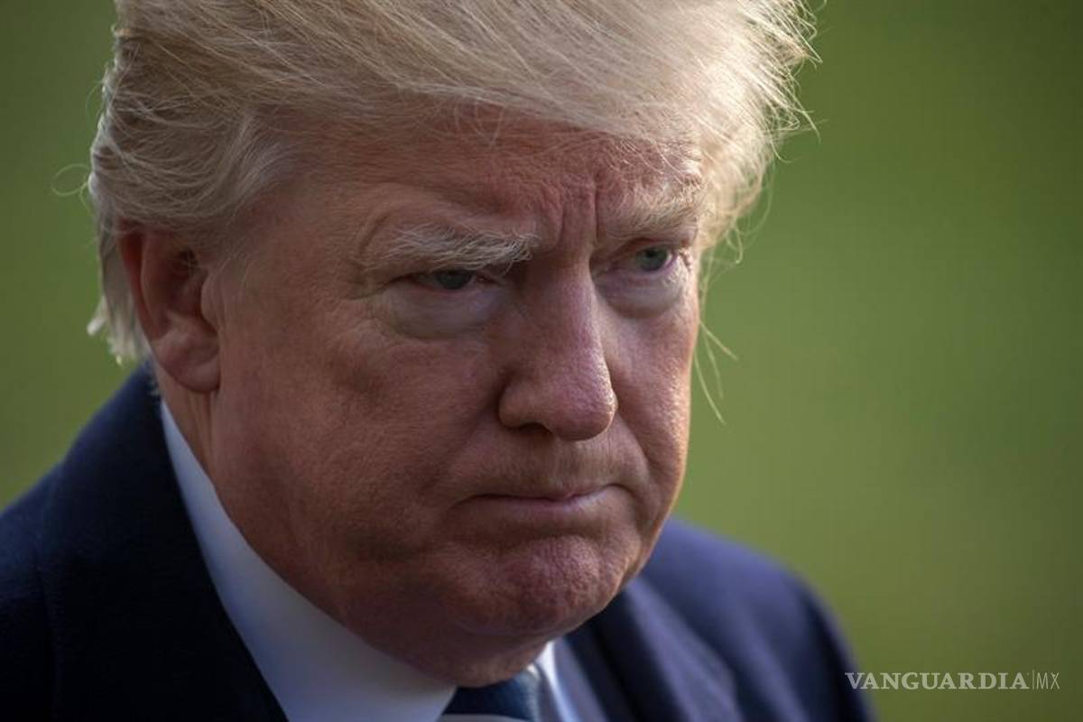 Busca Trump cambiar tendencia noticiosa sobre Michael Flynn