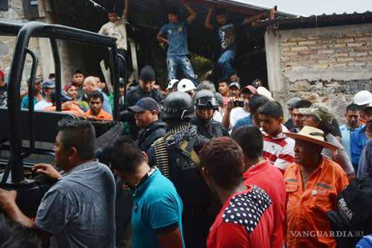 Retienen y entregan a la PGR a federales acusados de servir a Guerreros unidos