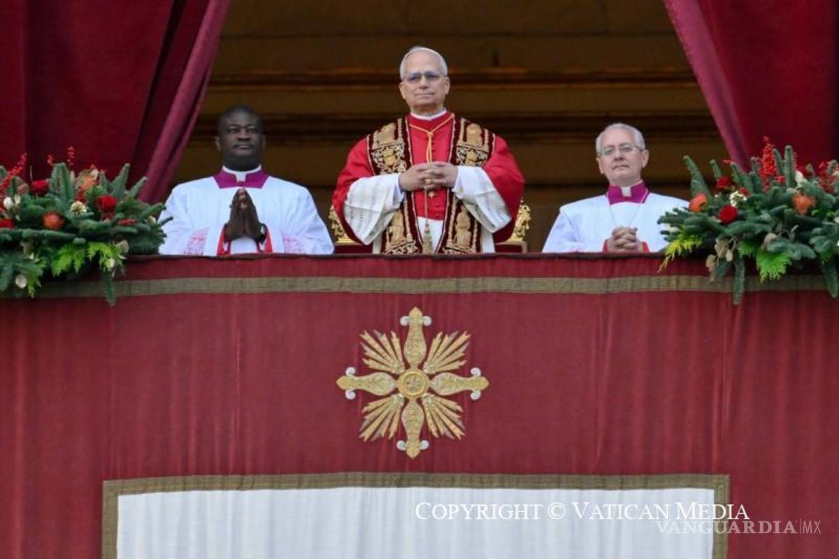 $!El Papa León XIV imparte su bendición Urbi et Orbi desde el balcón de la Basílica de San Pedro.