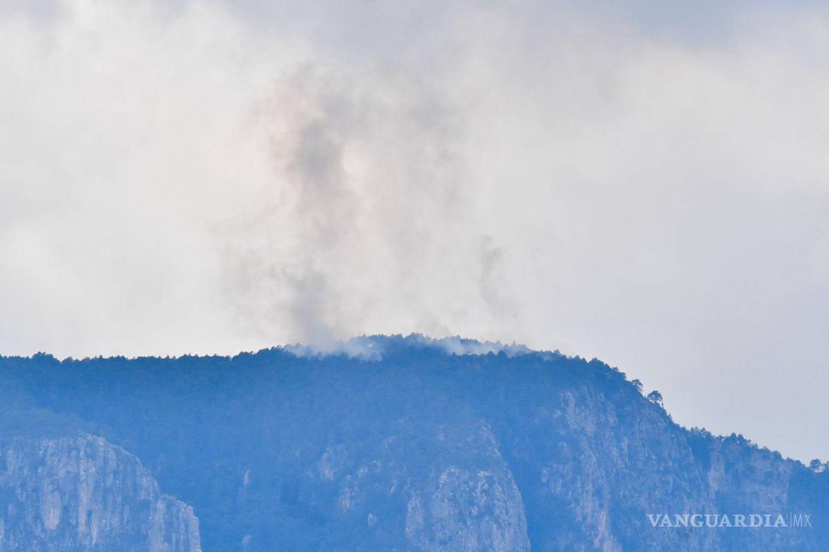Monclova: incendio en cerro La Gloria sigue activo; helicóptero y brigadas combaten el fuego