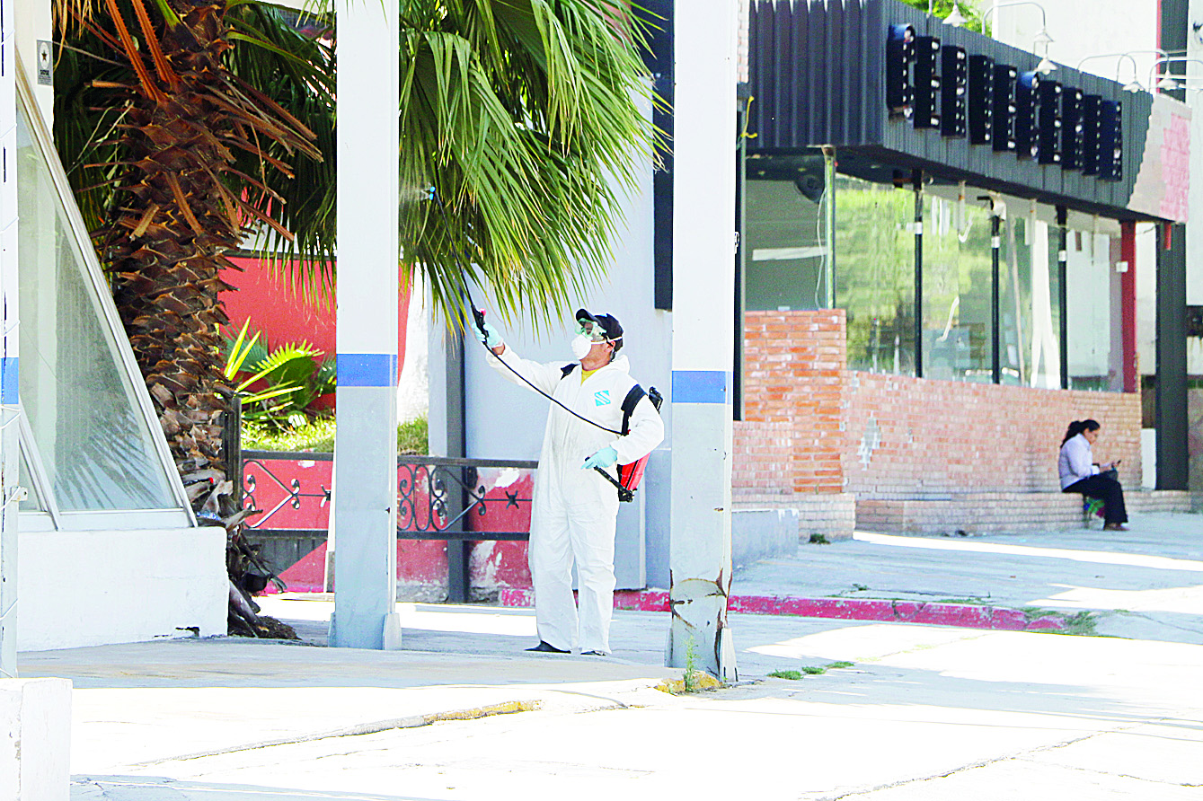 Coronavirus: Desinfectan bulevares y colonias en Saltillo por COVID-19