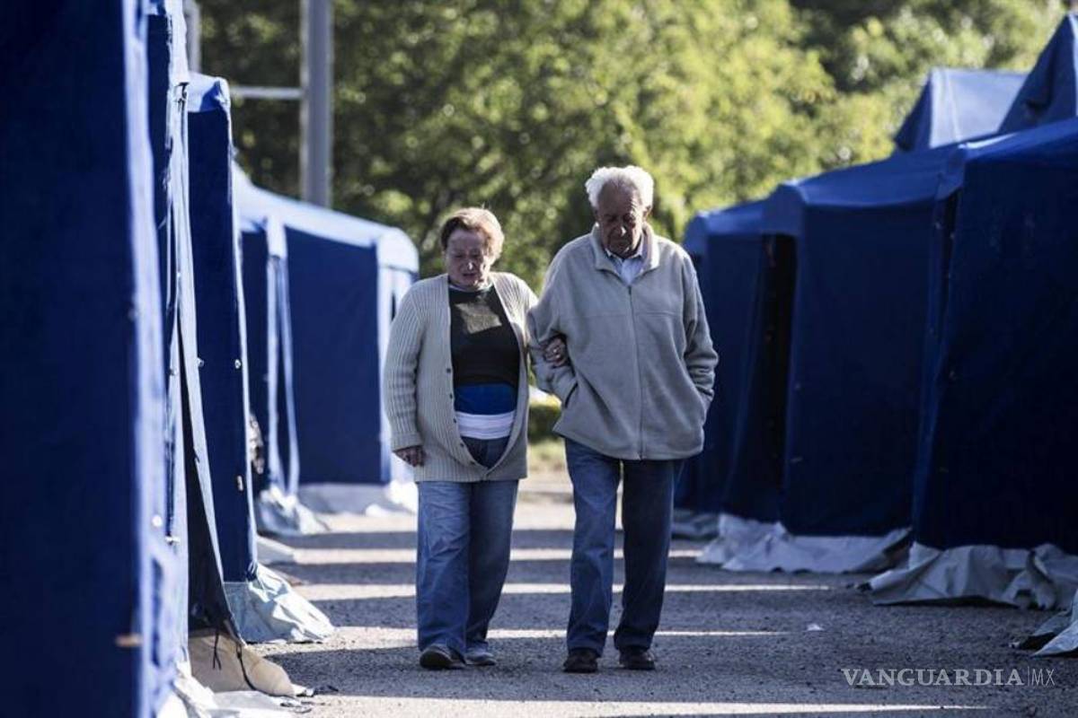 Habitantes de Amatrice pasan la noche en la calle