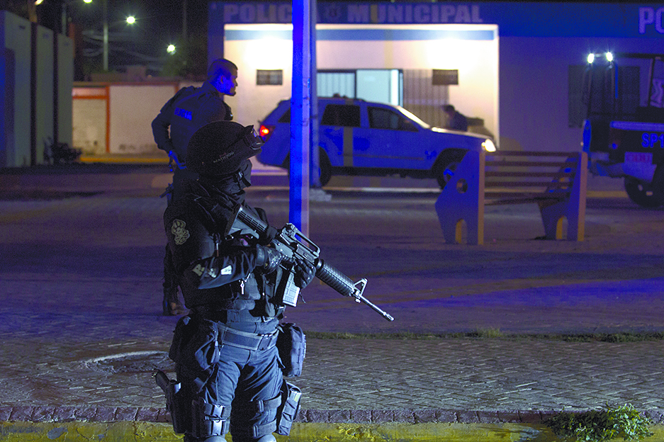 Comando ‘rafaguea’ delegación en Ramos Arizpe; reportan 2 policías heridos