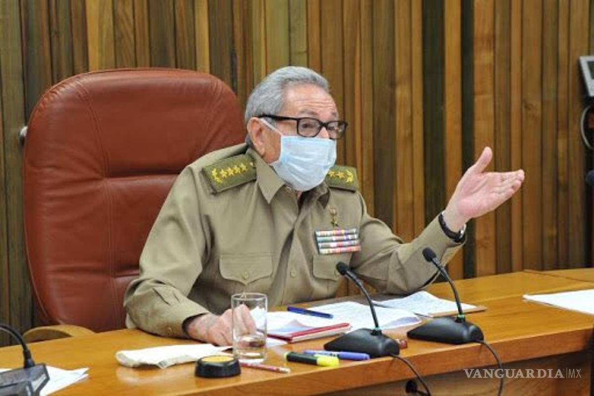 Raúl Castro reaparece para dirigir la desescalada en Cuba