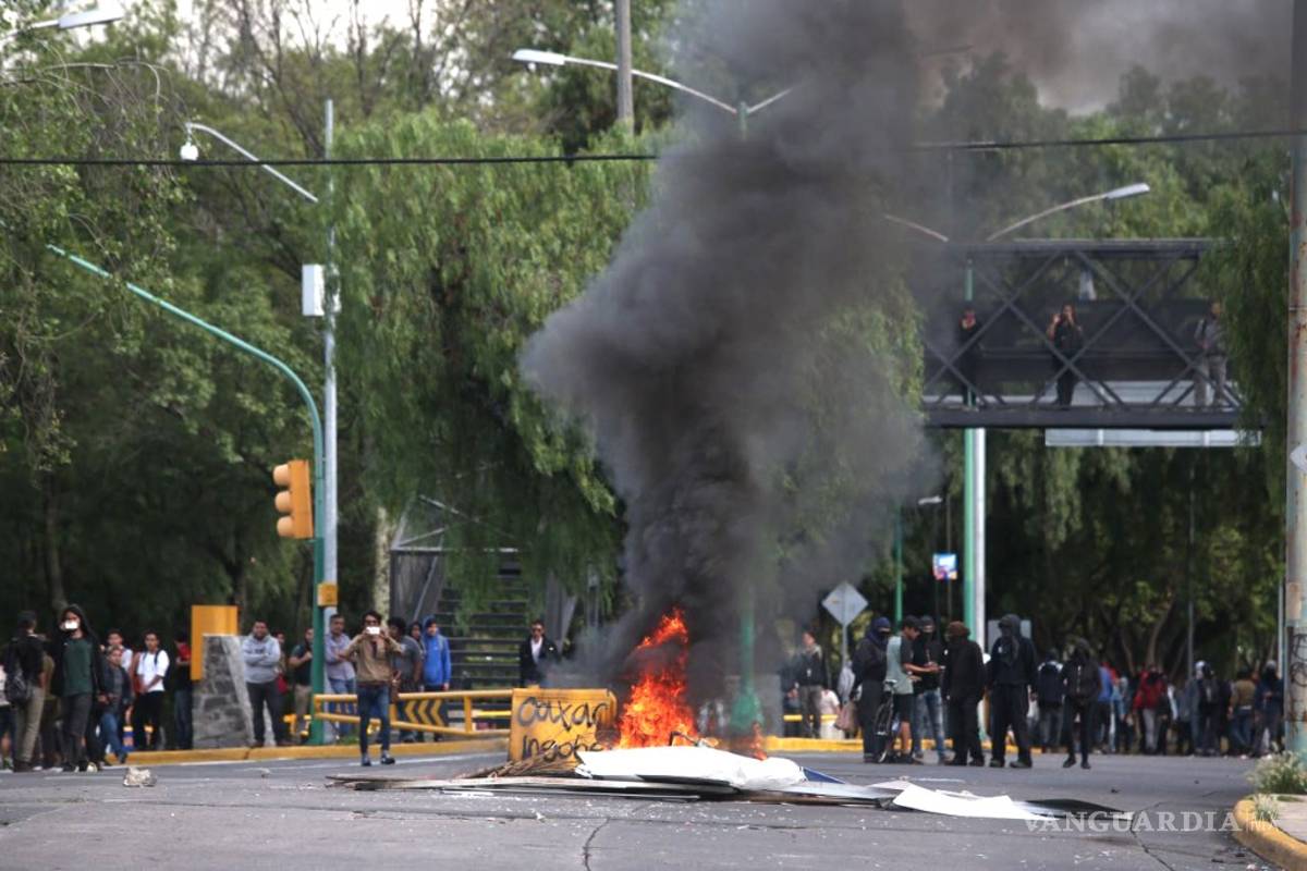 Registran disturbios alrededor de Ciudad Universitaria; encapuchados bloquean Insurgentes