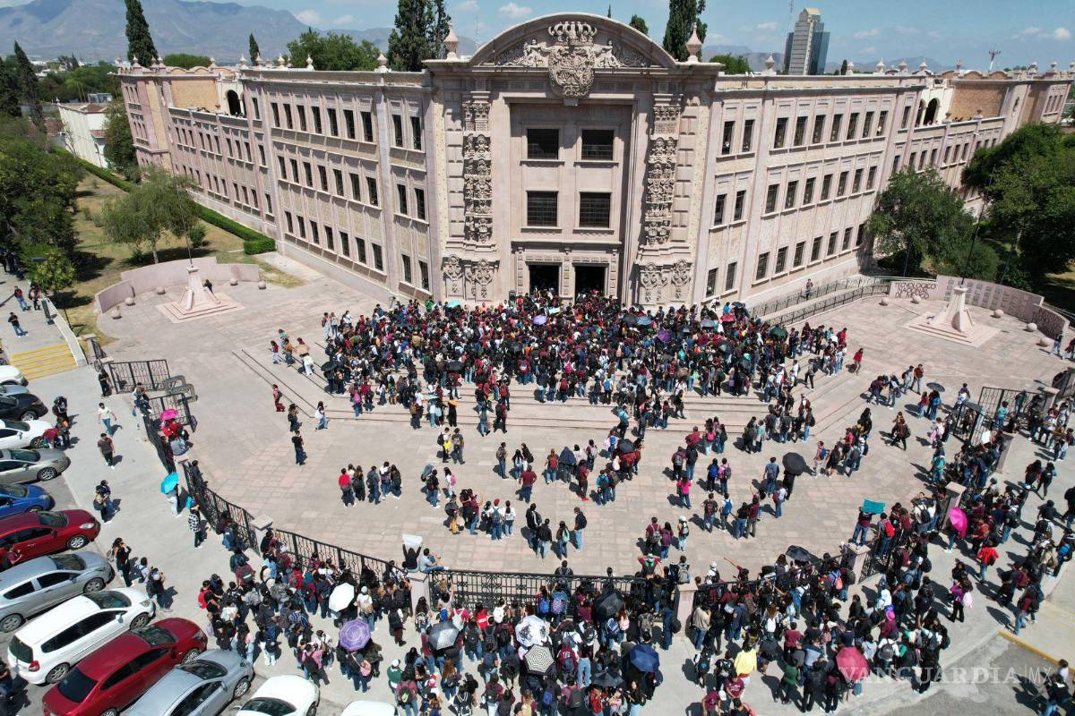 $!Los estudiantes exigen la destitución de la directora debido al uso de las instalaciones para actividades que consideran inapropiadas.