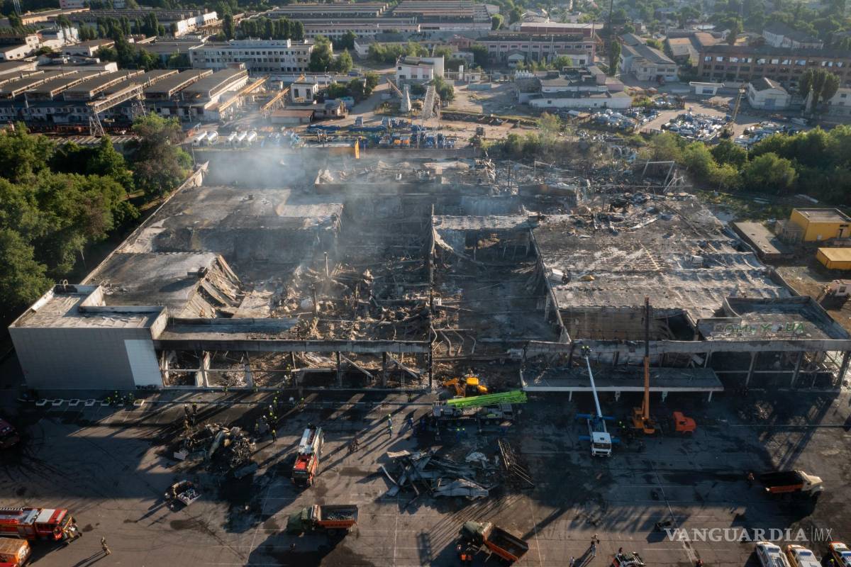 Rescatistas buscan víctimas en centro comercial ucraniano bombardeado por Rusia